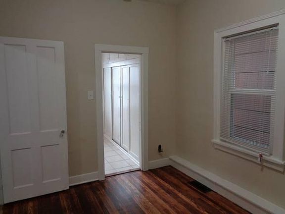 3rd image of 354 Hoyt St Lowr #