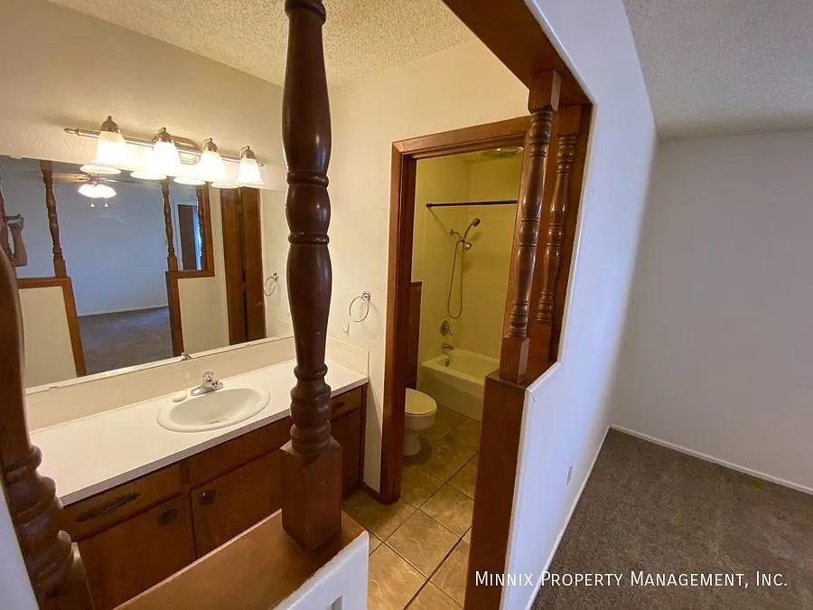 2 bedroom/ 2 bath | Plainview | 1007 Itasca St. — Photo 3