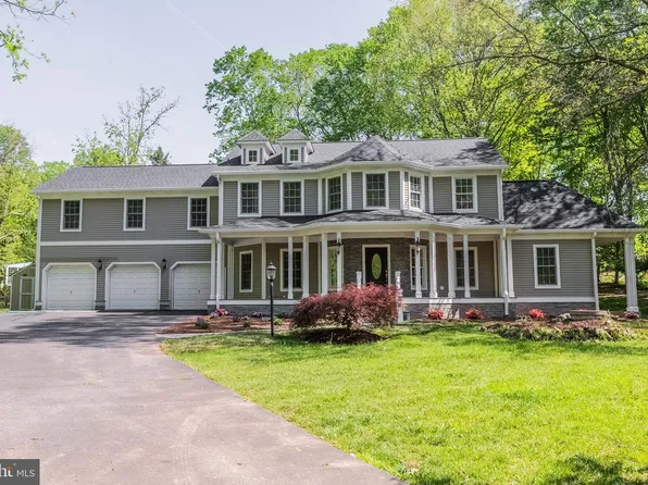 898 Golden Arrow St, Great Falls, VA 22066