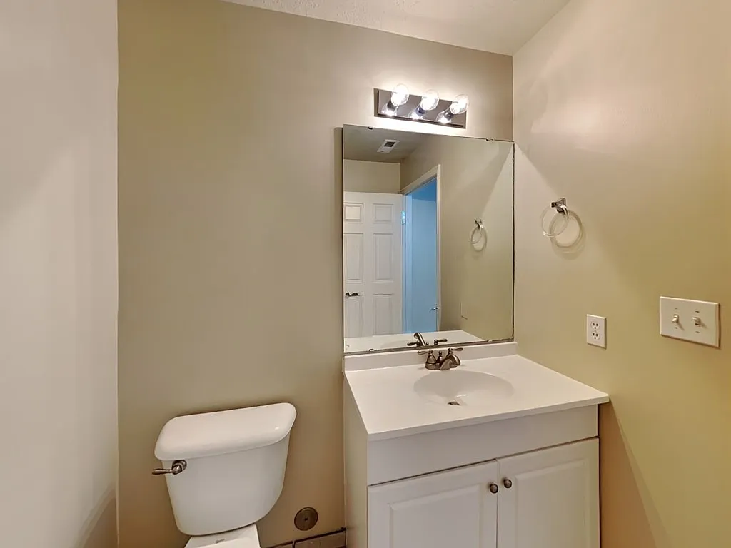 5 bed, 2.5 bath, 2084 sqft, $2,600 — Photo 3