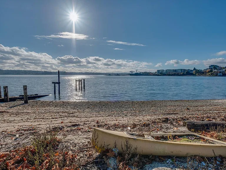 219 Shore Dr — Photo 2