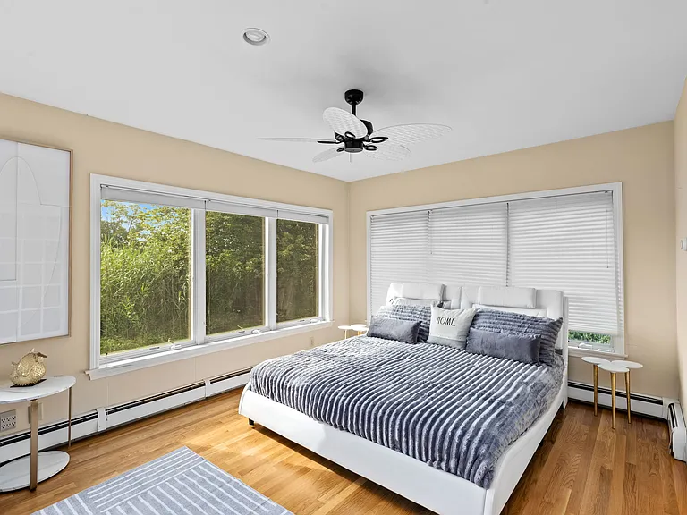 King size bedroom