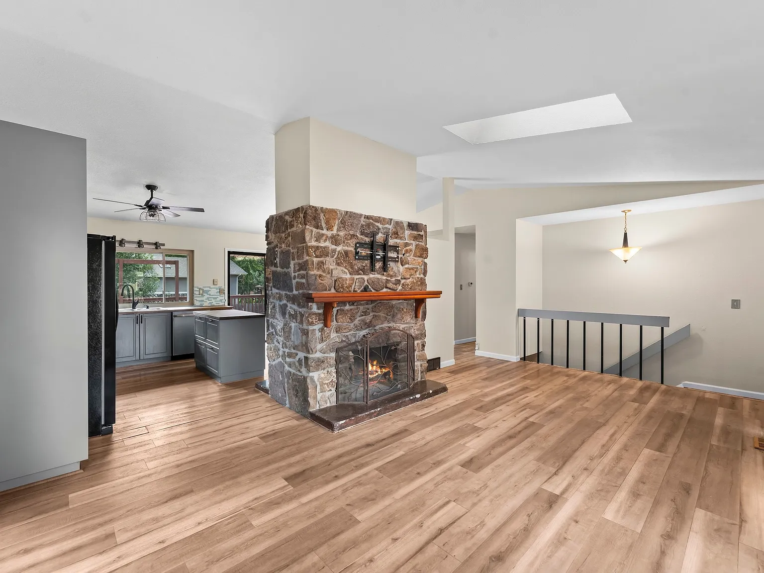 5 bed, 2464 sqft, $2,550 — Photo 4