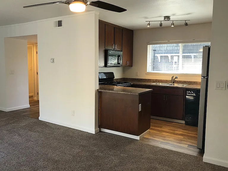 Cedarwood Apartments — Photo 18