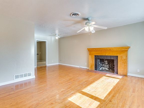3rd image of 3928 Winfield Ave