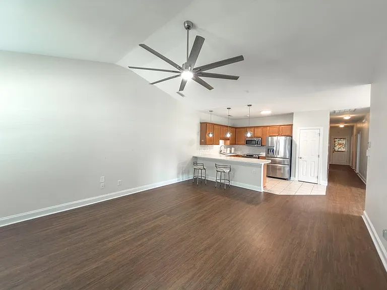 102 Manning Ct — Photo 2