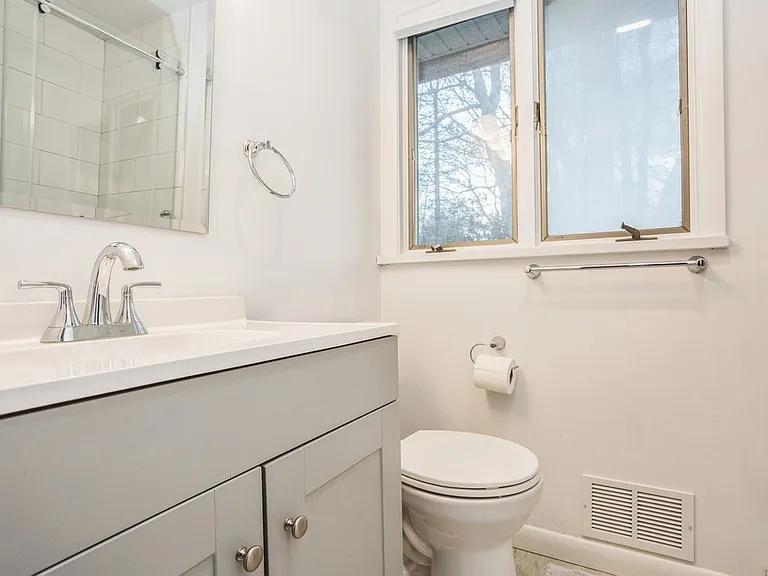 223 Kings Point Rd — Photo 28