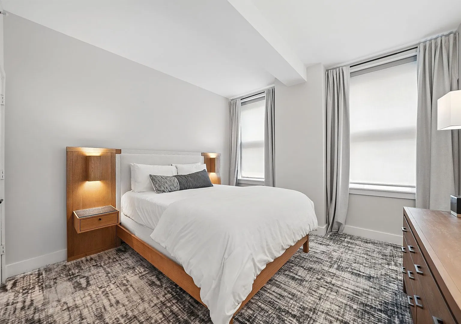 Upgraded Downtown Condo — Photo 3