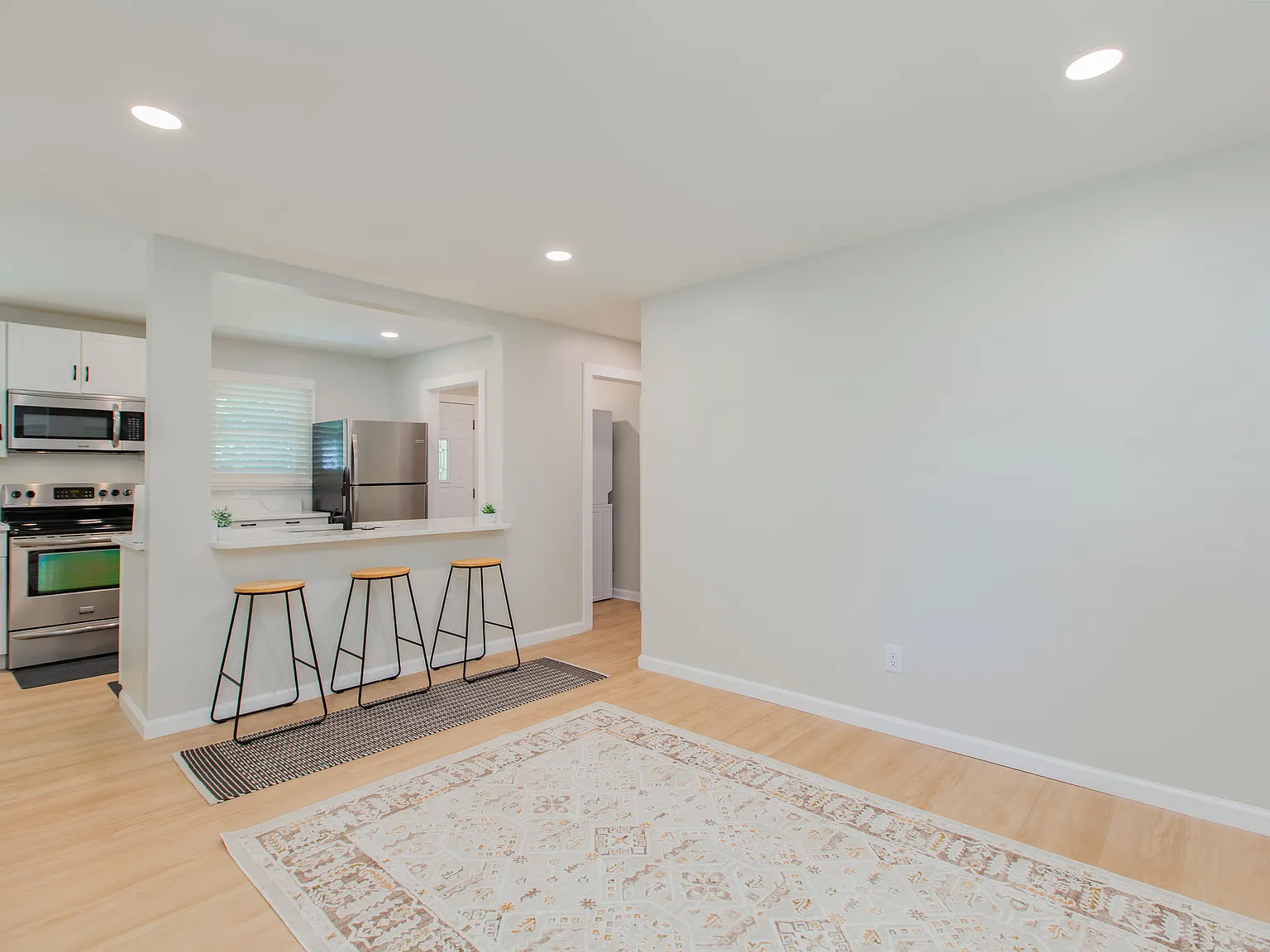 3 bed, 950 sqft, $1,950 — Photo 4