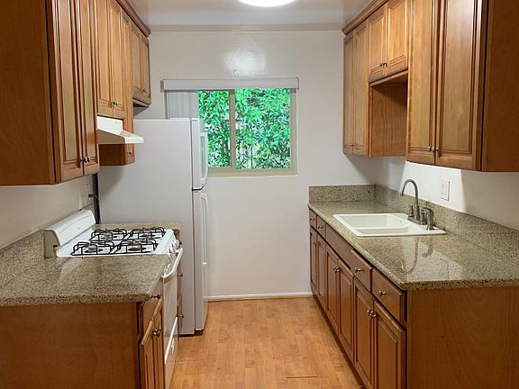 5th image of 1540 N Formosa Ave APT 9