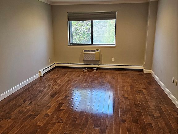 4th image of 89 N Broadway #221