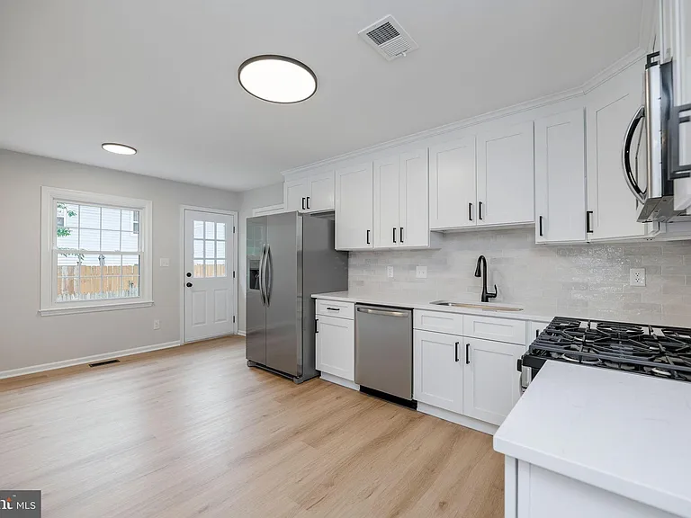 561 Tiffany Ct — Photo 9