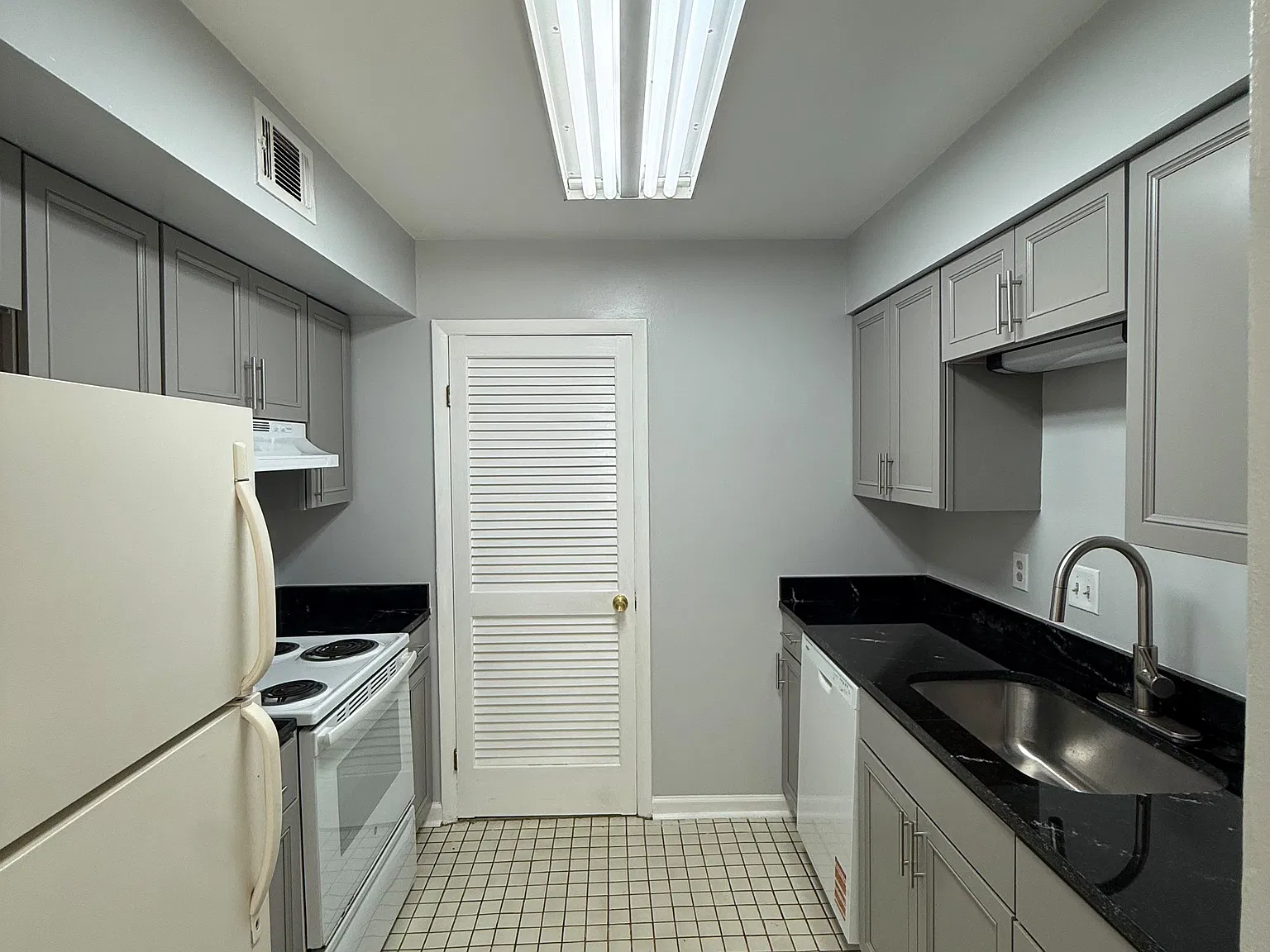 2 bed, 1.5 bath, 1100 sqft, $1,650 — Photo 3