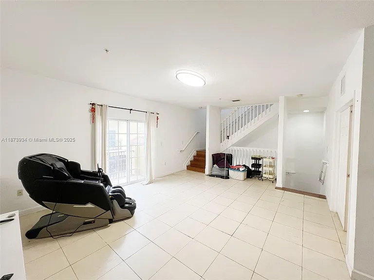 2540 SW 14th Ave — Photo 3