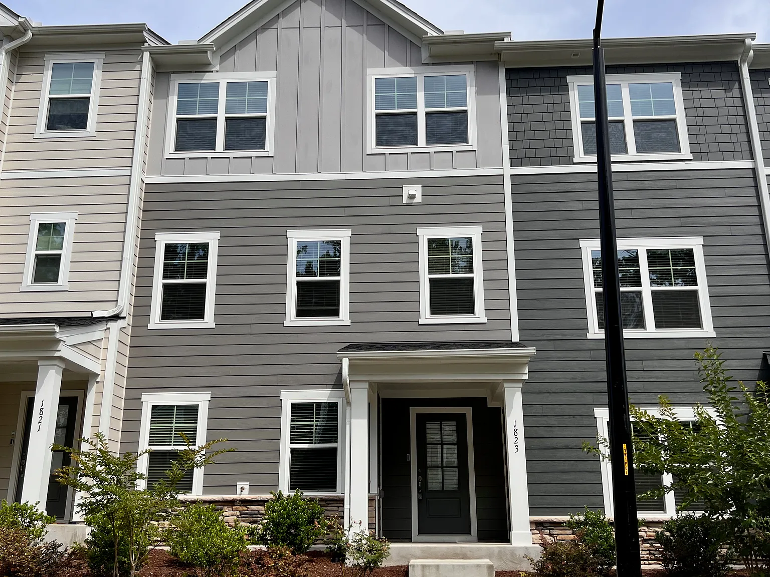 4 bed, 3.5 bath, 2198 sqft, $2,200 — Photo 1