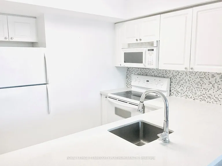 28 Harrison Garden Blvd #1812 — Photo 9
