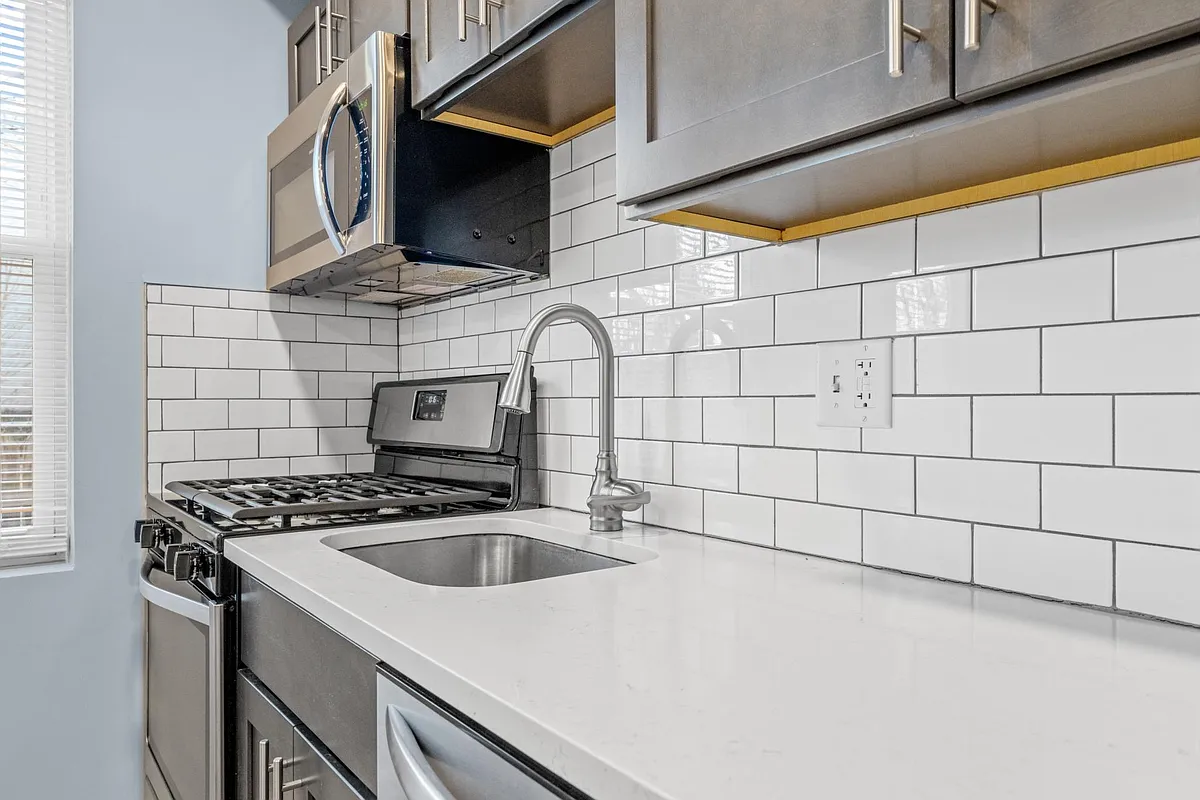 Kitchen - 607 N 39th St #2