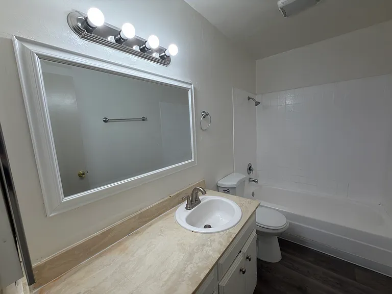 4311 Winona Ave — Photo 18