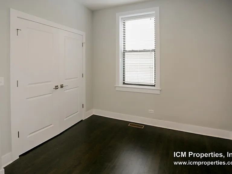 1942 W Nelson St #11EE — Photo 9