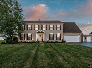 27 Graystone Ln, Orchard Park, NY 14127