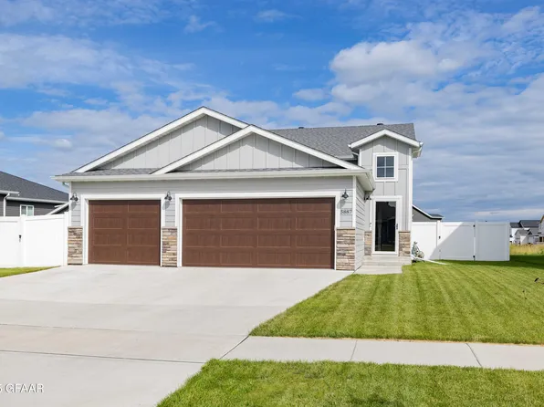 5887 Lou Ann St, Grand Forks, ND 58201