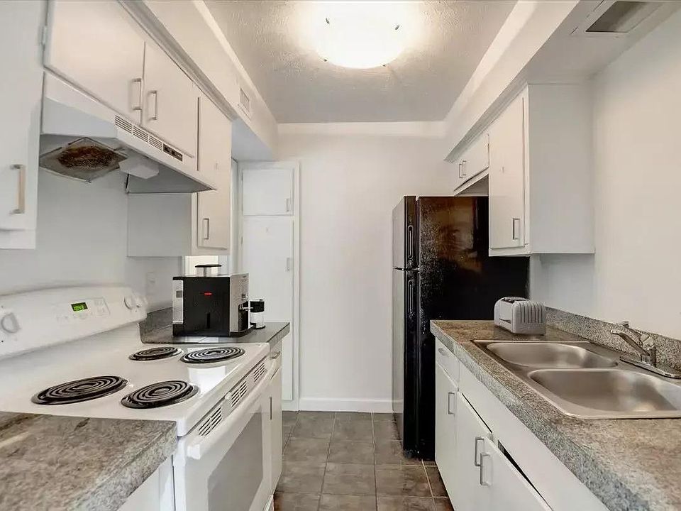 1st image of 1701 W Oak St #8d7a661be