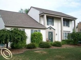 1995 Fairfield Dr, Rochester Hills, MI 48306