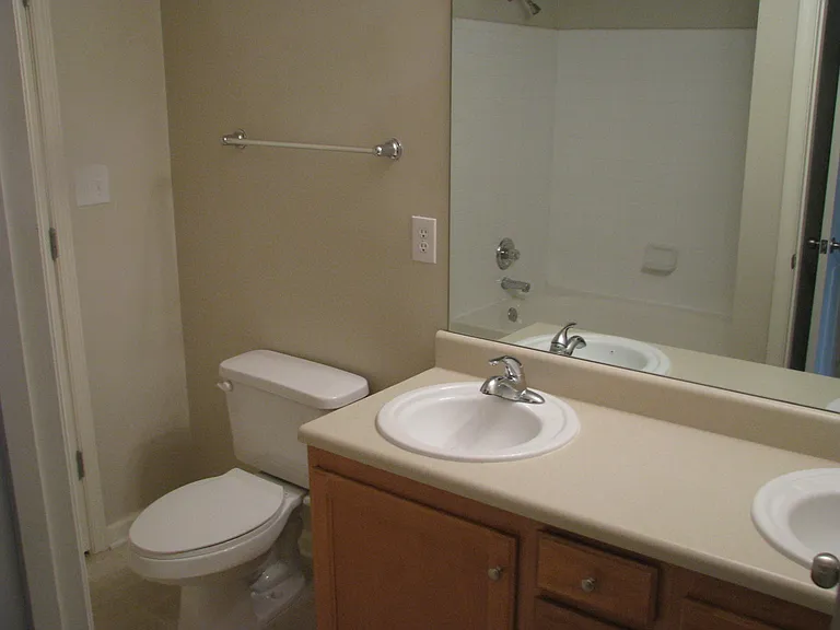 260 Riverbend Dr #4B — Photo 4