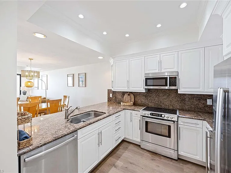 100 N Collier Blvd #Penthouse 5 — Photo 11