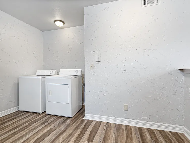 884 W Holly St — Photo 10