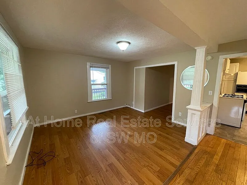 4 bed, 2.0 bath, 1400 sqft, $1,580 — Photo 2