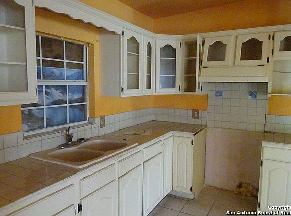 3rd image of 814 Elmwood Dr