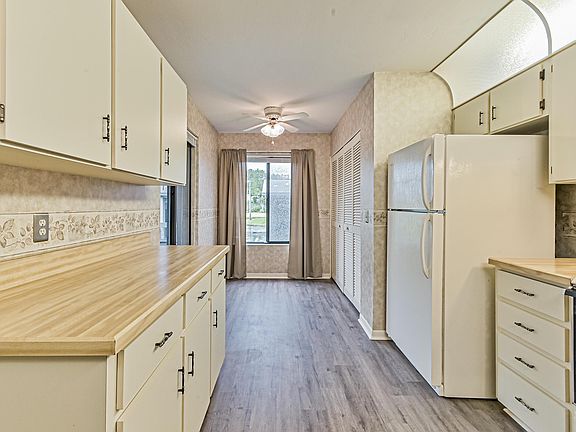 4th image of 220 Lemon Tree Ln #220J
