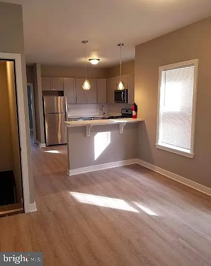 2 bed, 1000 sqft, $2,200 — Photo 2