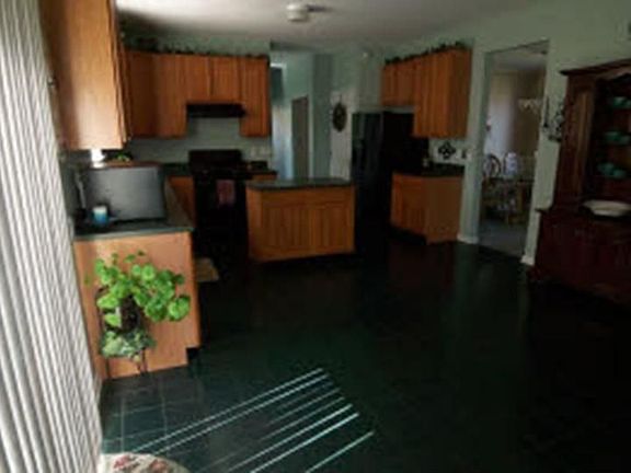 Large Kitchen with upgraded cabinet package