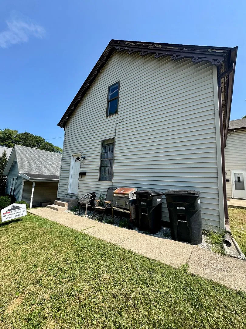 121 Asher St — Photo 2