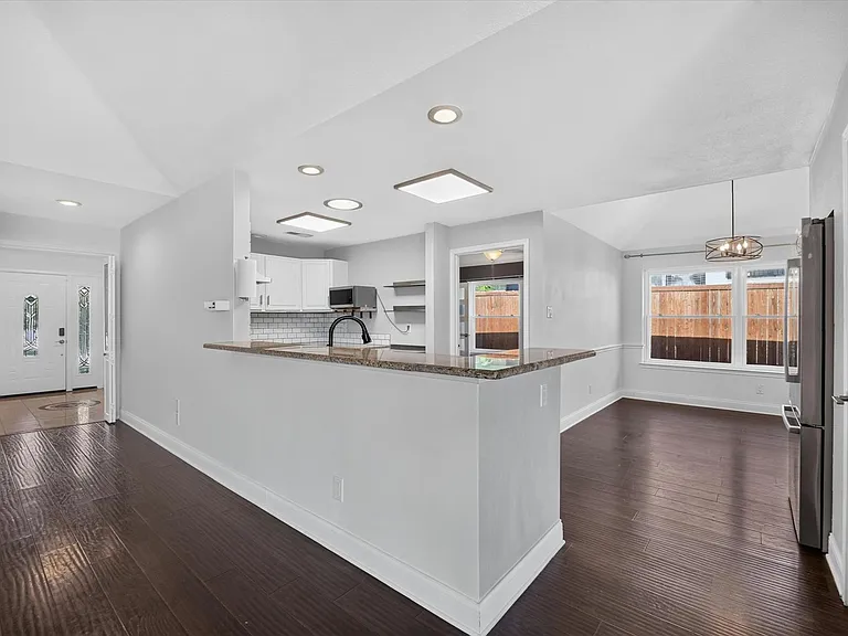 1521 Glenmore Dr — Photo 5