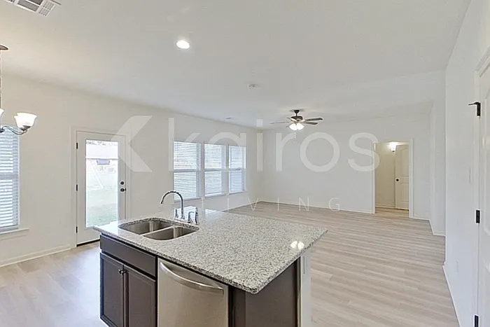 123 Salvat Dr — Photo 5