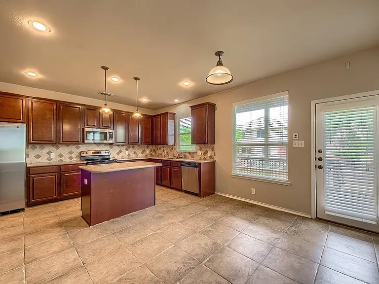 914 Armour Dr — Photo 6