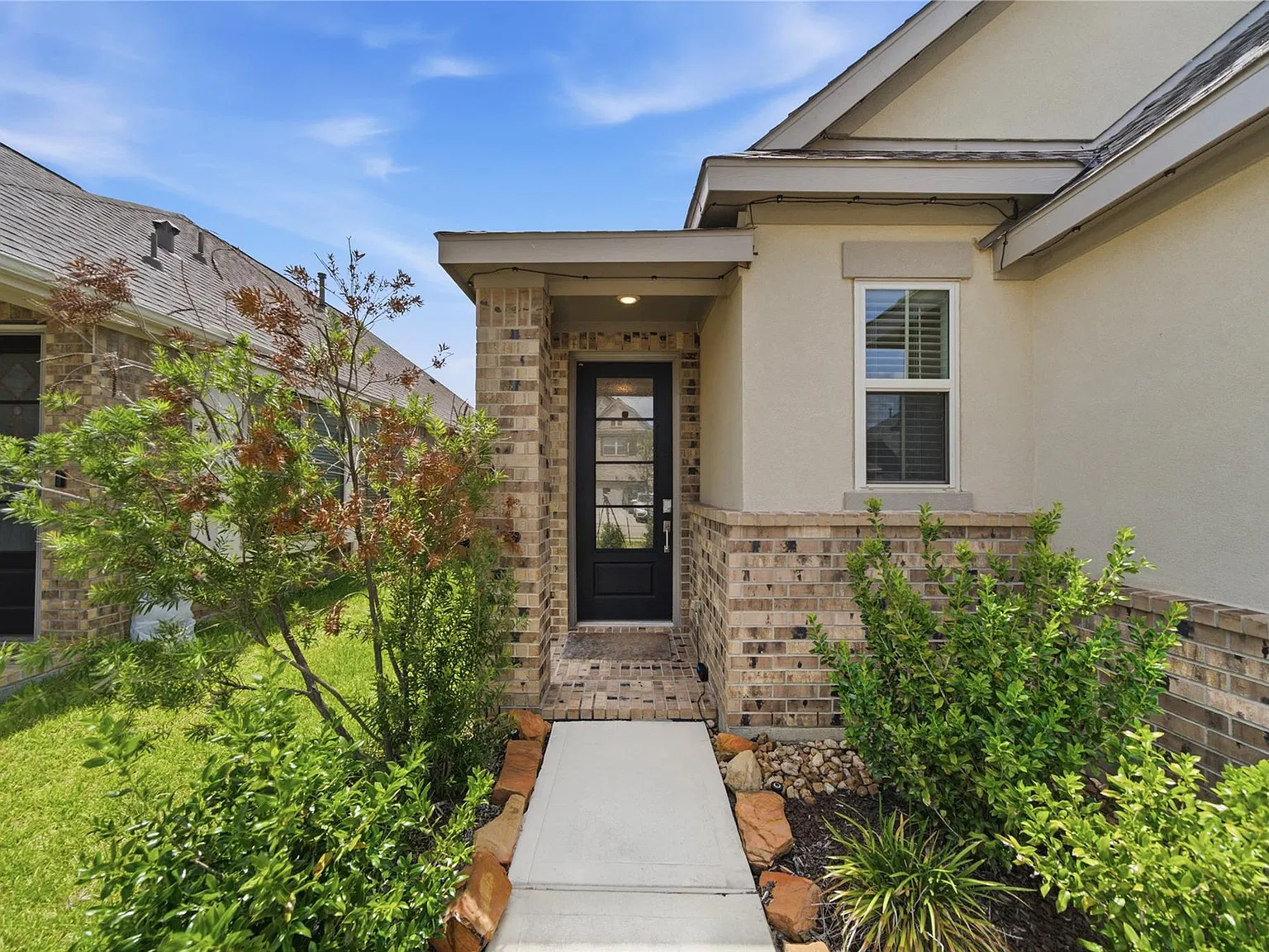 4 bed, 2.5 bath, 1840 sqft, $2,300 — Photo 3