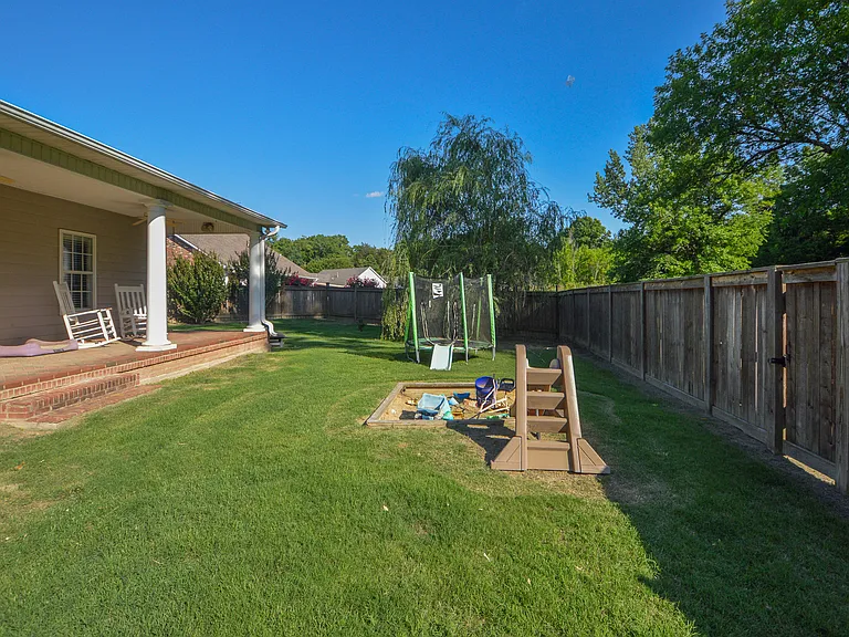 83 Sutherland Cv — Photo 30