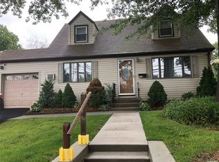 118 School St, Westbury, NY 11590