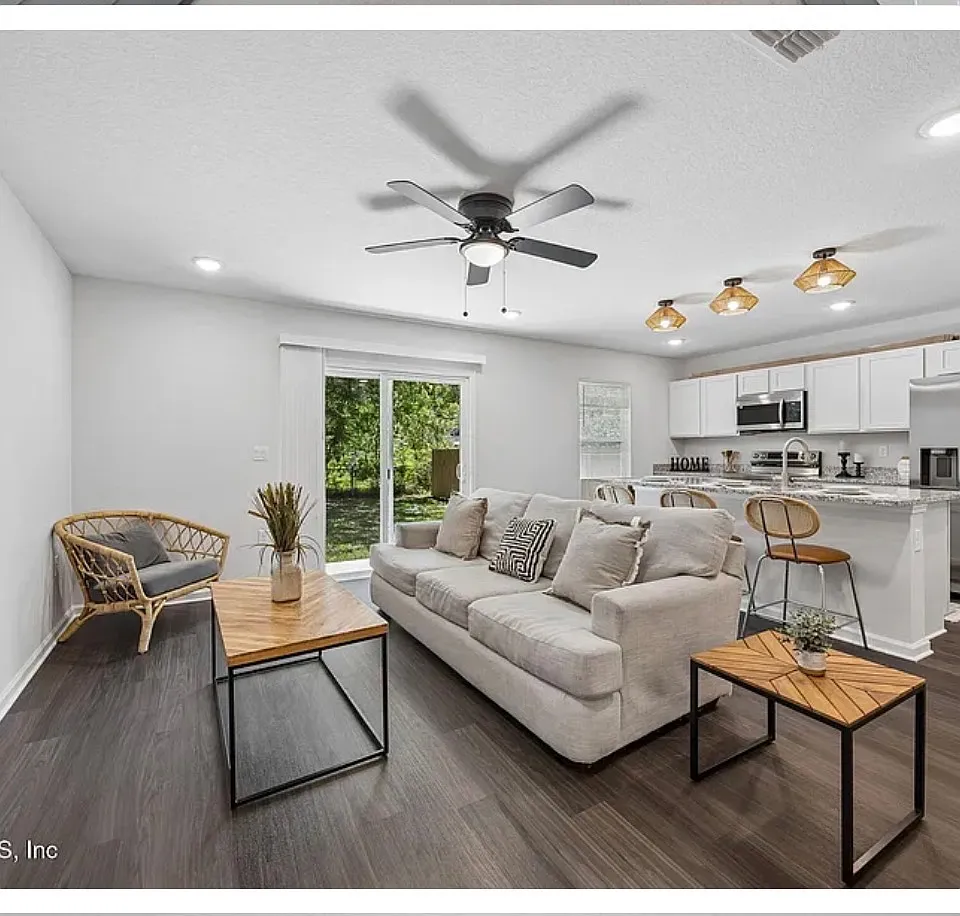 4 bed, 1388 sqft, $2,200 — Photo 4