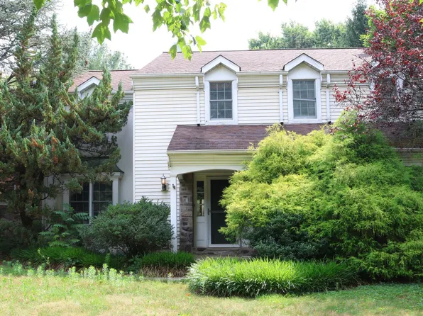 12 Averstone Dr W, Washington Crossing, PA 18977