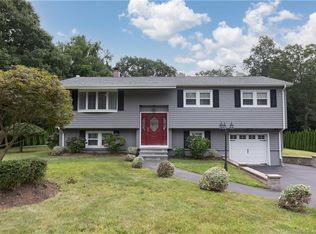 8 Fairview Dr, Pawcatuck, CT 06379