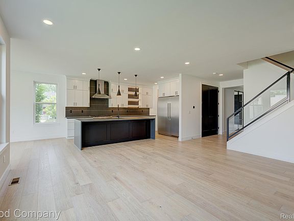 2nd image of 804 Irving Ave
