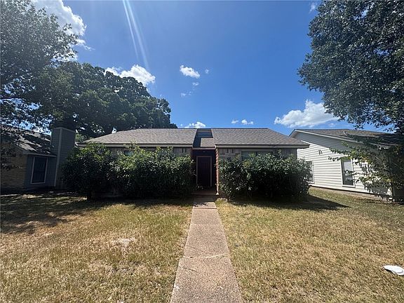 3rd image of 815 Camellia Ct