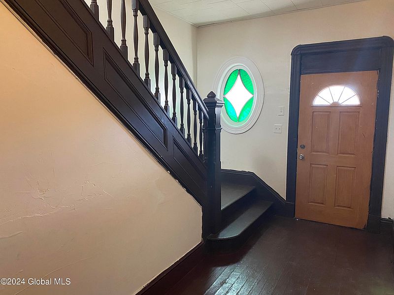 5th image of 907 Delamont Avenue