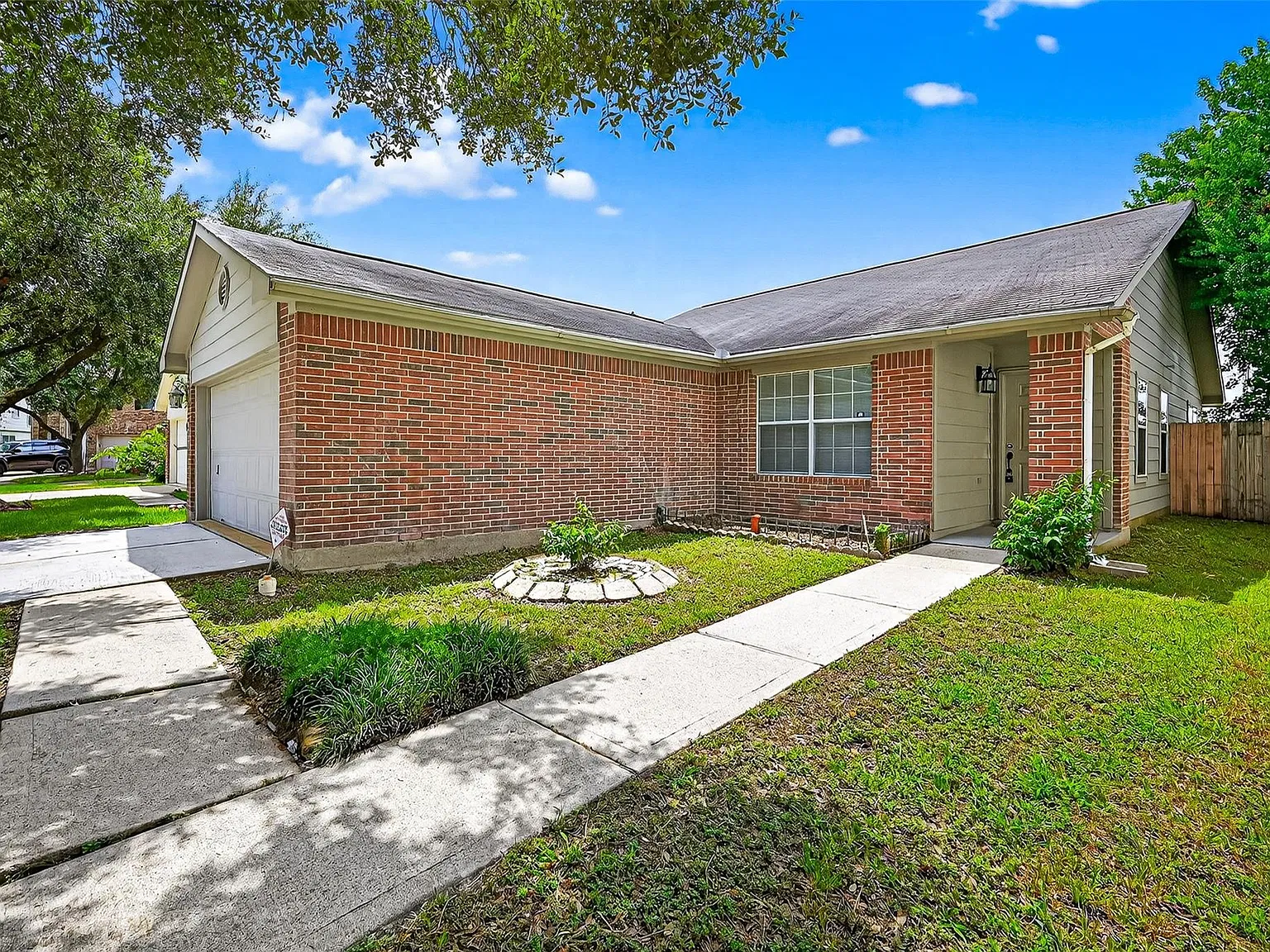 3 bed, 2.0 bath, 1575 sqft, $1,950 — Photo 2