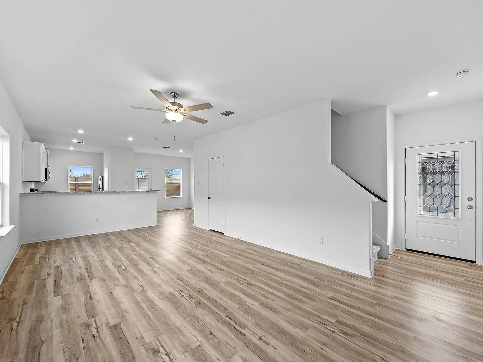 4 bed, 2.5 bath, 1924 sqft, $2,565 — Photo 3